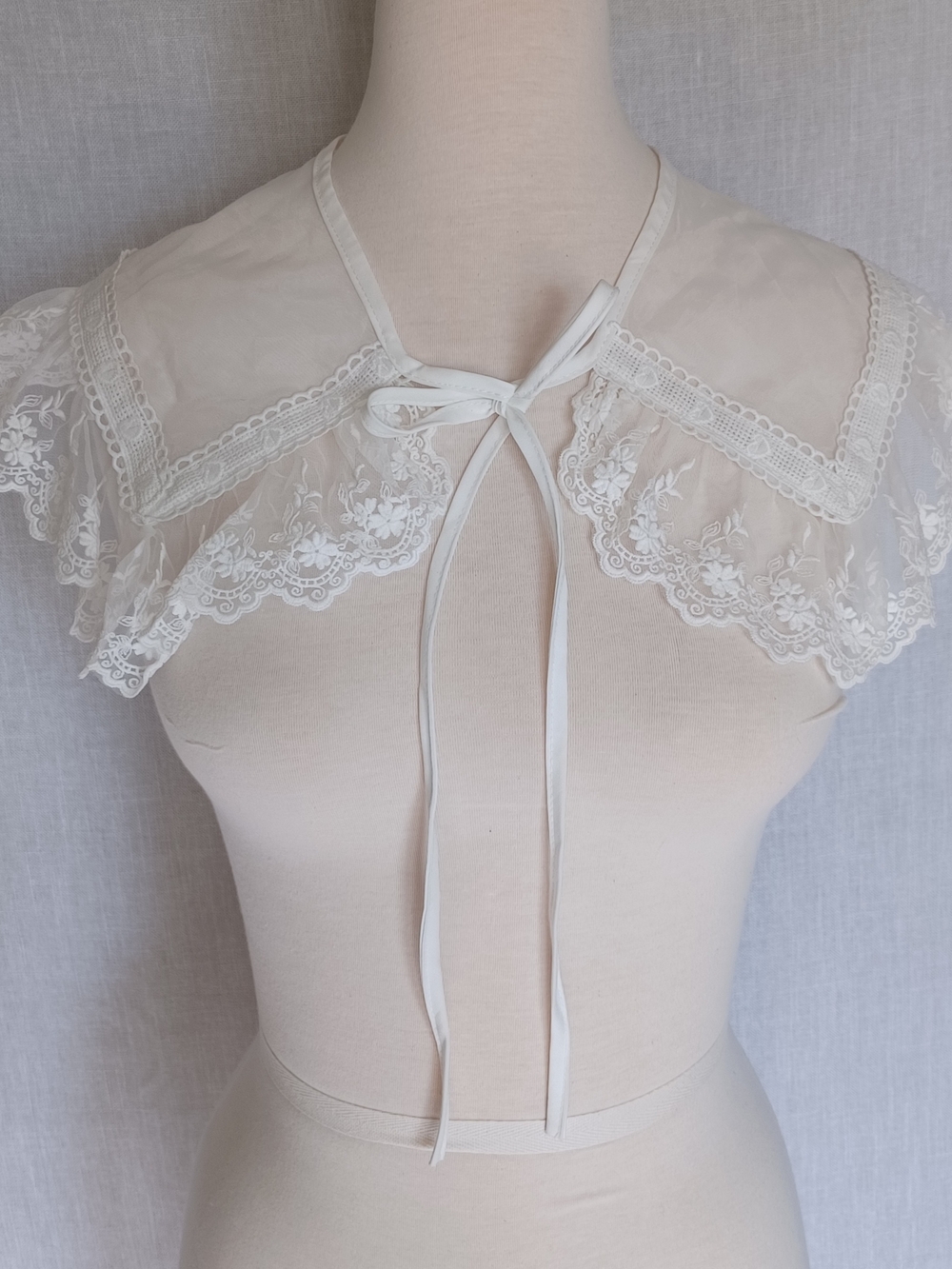 Delicate Lace Tie-On Collar in Ivory